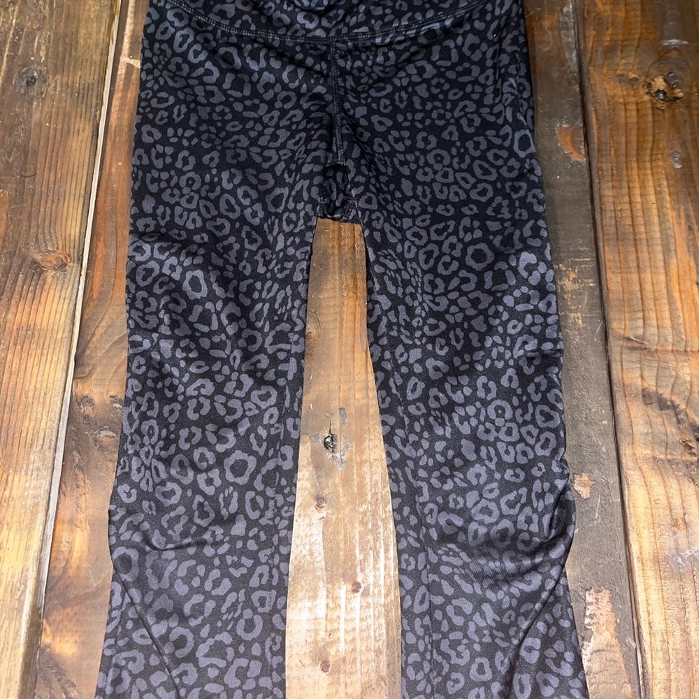 DANSKIN NOW Women’s XS Black Leopard Print Workout Leggings Capri EUC